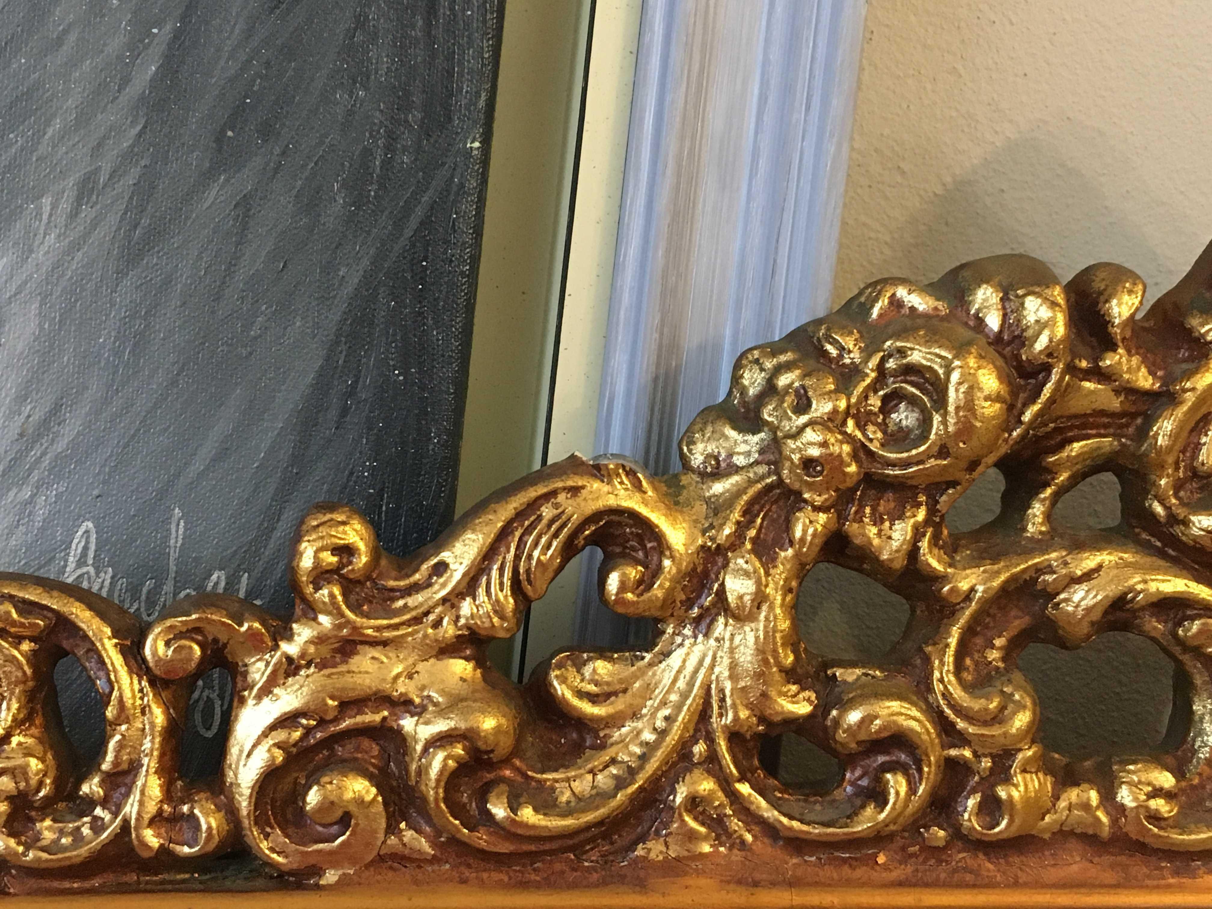 Belo espelho antigo, moldura dourada ricamente trabalhada