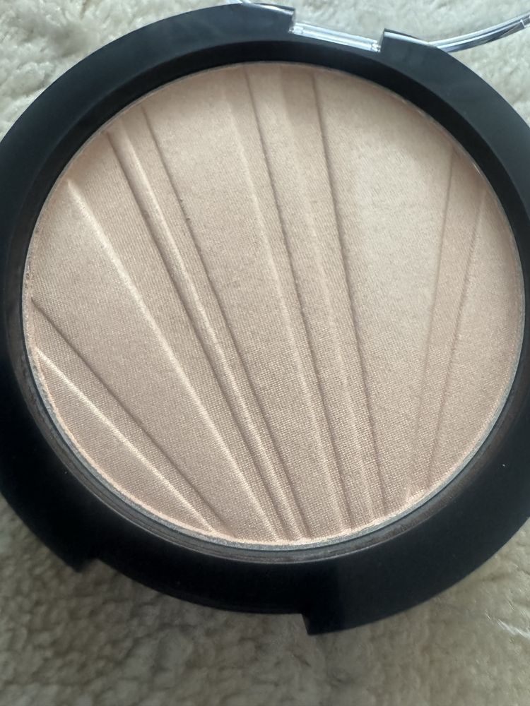 Puder rozświetlający Avon Golden Glow