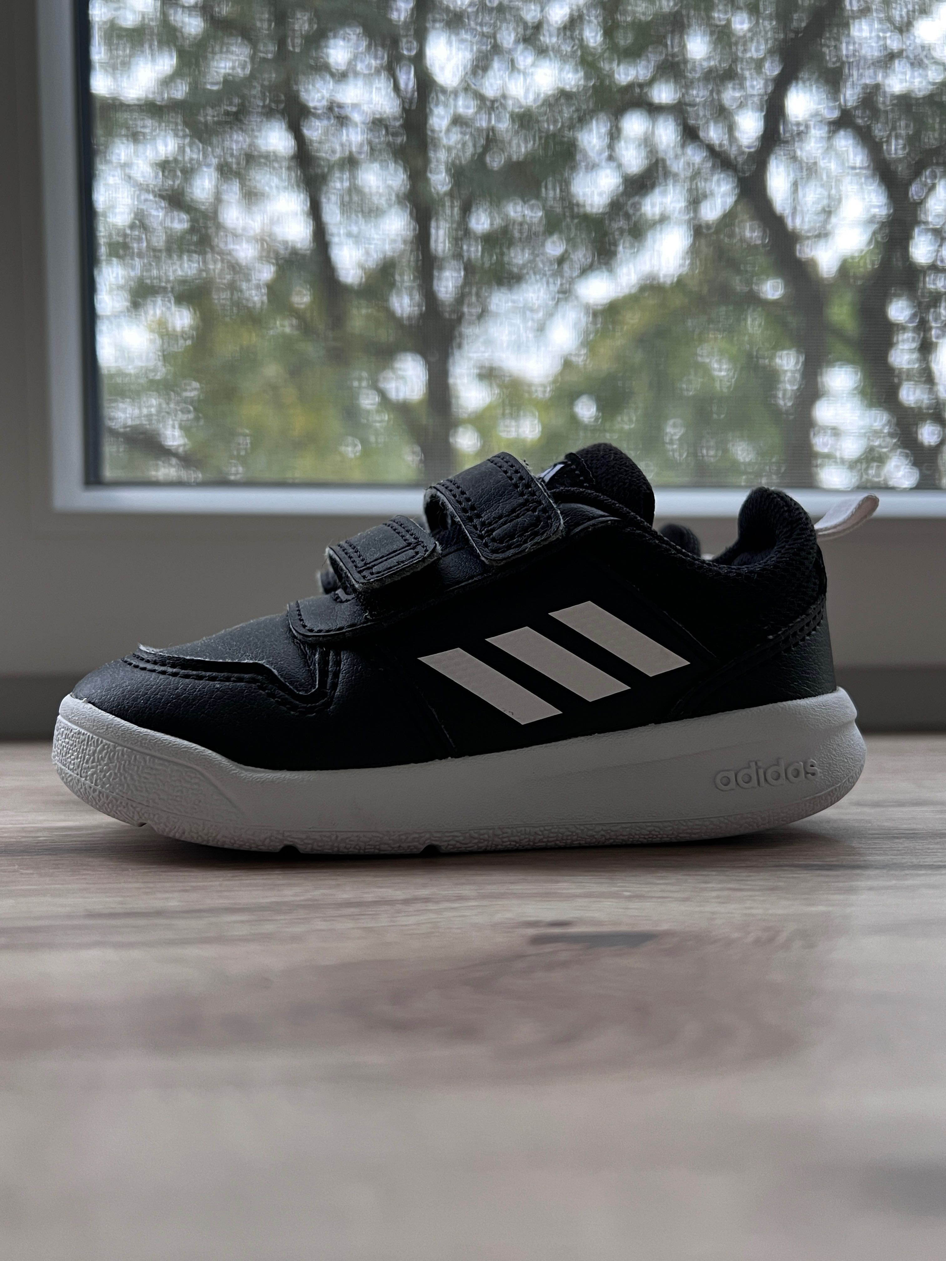 Кросівки adidas в ідеальному стані