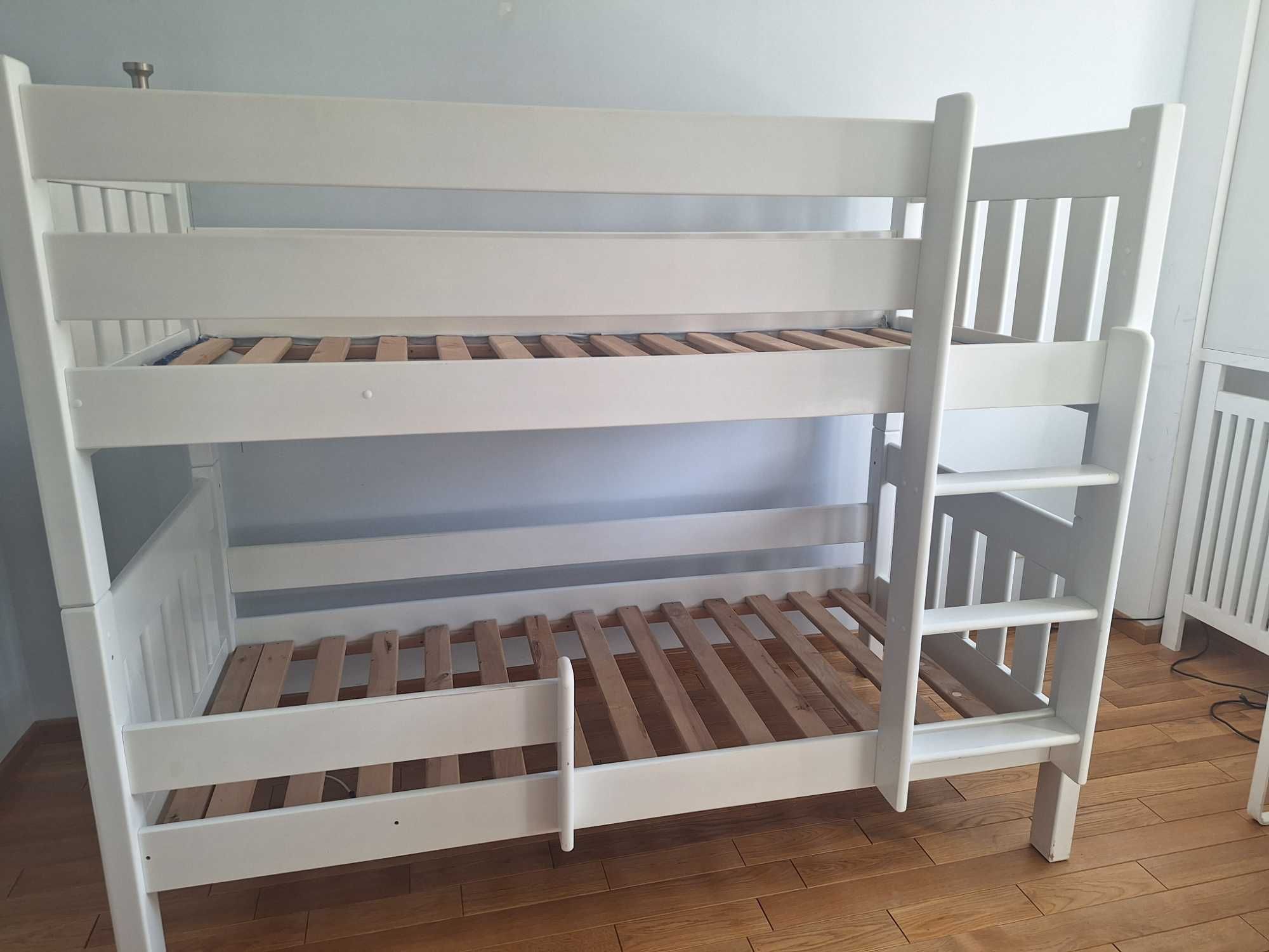 Podwójne łóżko piętrowe z materacami