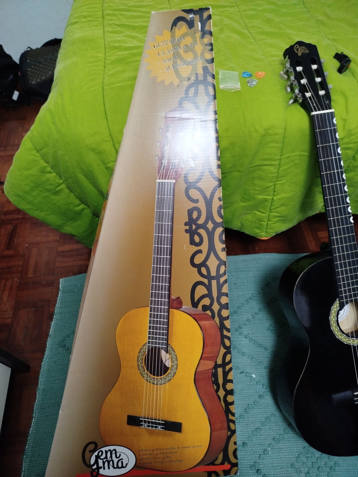 Guitarra preta com algumas marcas de uso