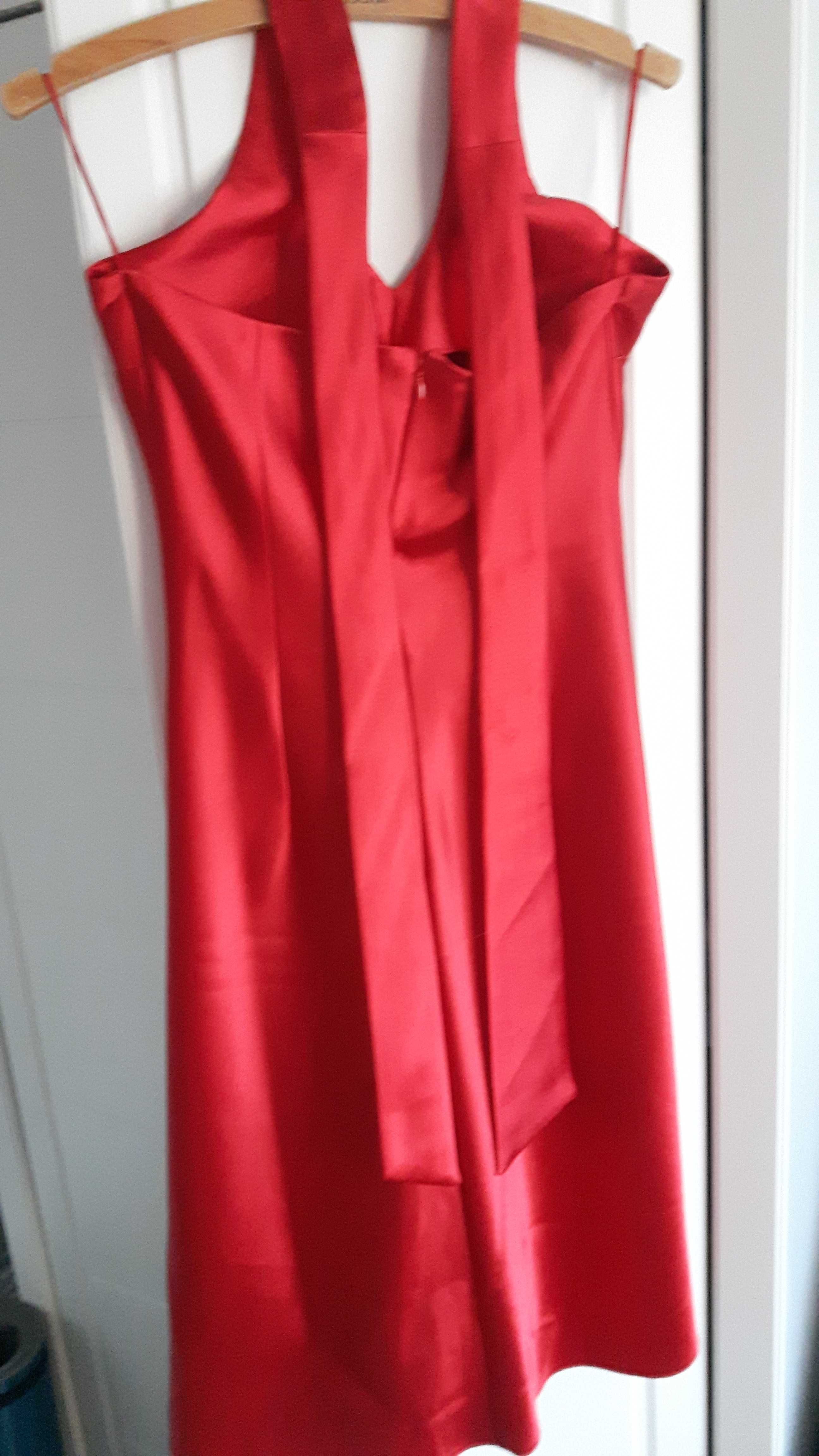 Piękna czerwona sukienka na imprezę.