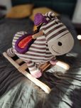 B toys rodeo rocker kazoo zebra na biegunach