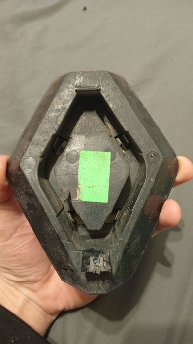 Продам или обменяю значок рено