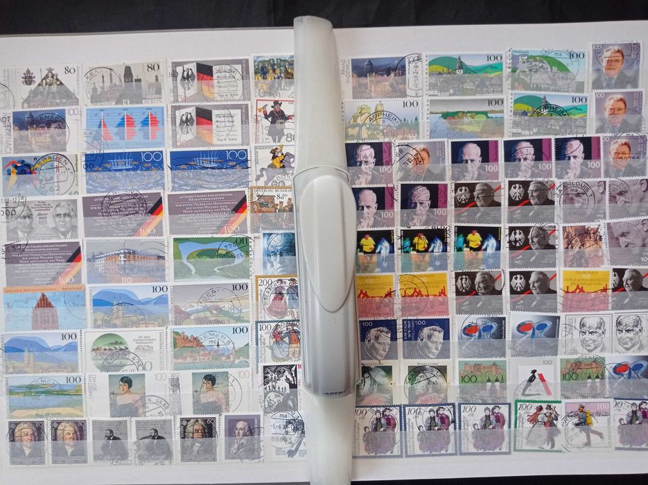 Znaczki pocztowe - Niemcy - Deutsche Bundespost - 1831 sztuk + klaser.