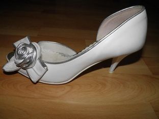 Białe buty ślubne z różyczką, skórzane