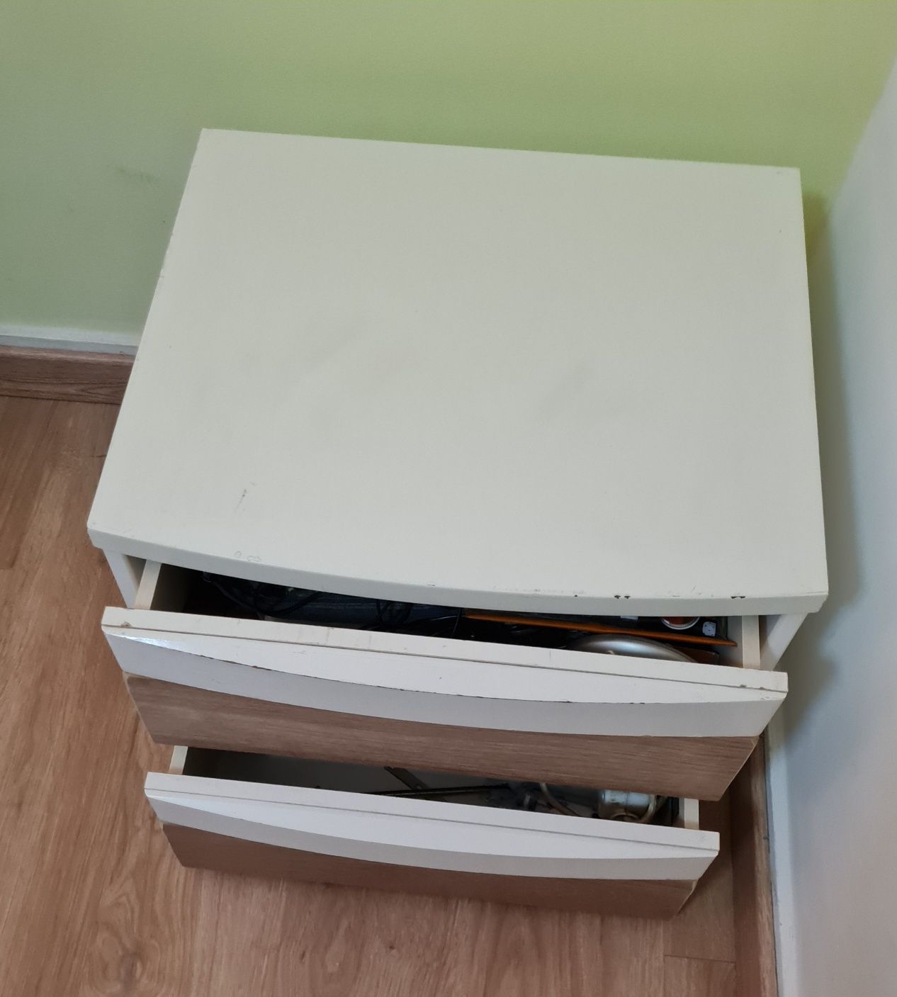 Móvel arquivo com persiana lacado a branco e mesa cabeceira.