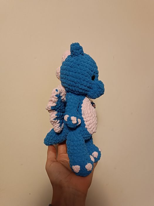 В'язані іграшки ручної роботи, дракончик, кошення та зайчик