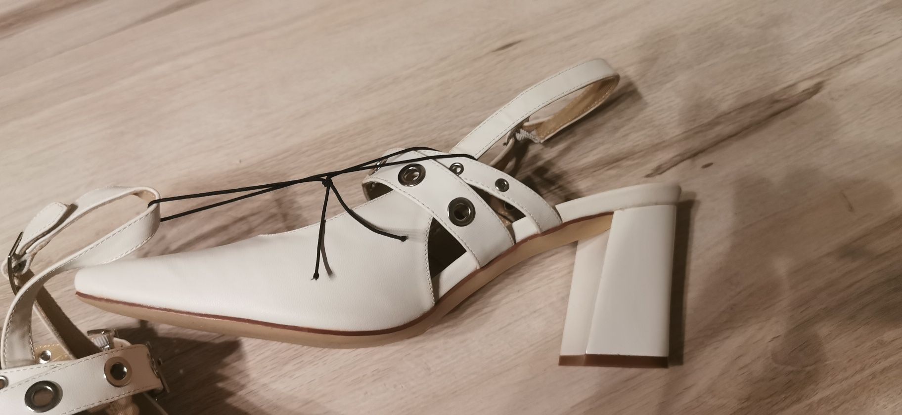 Piękne buty Reserved 40 białe nowe