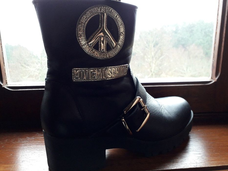 Botas love moschino