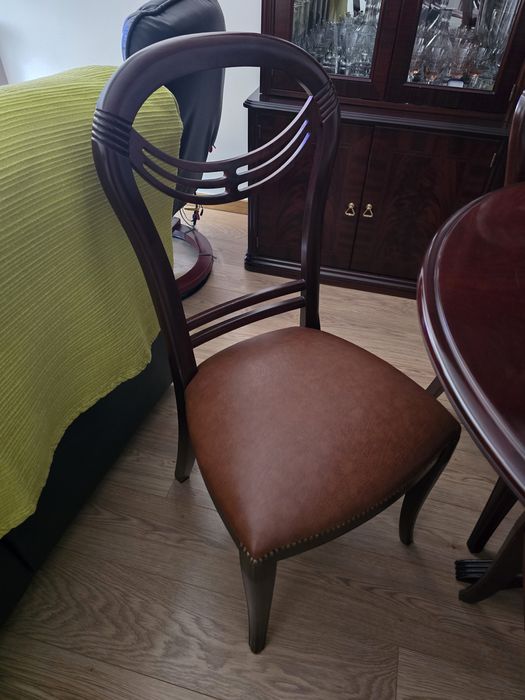 Mesa extensível em nogueira maciça e 6 cadeiras em nogueira e pele