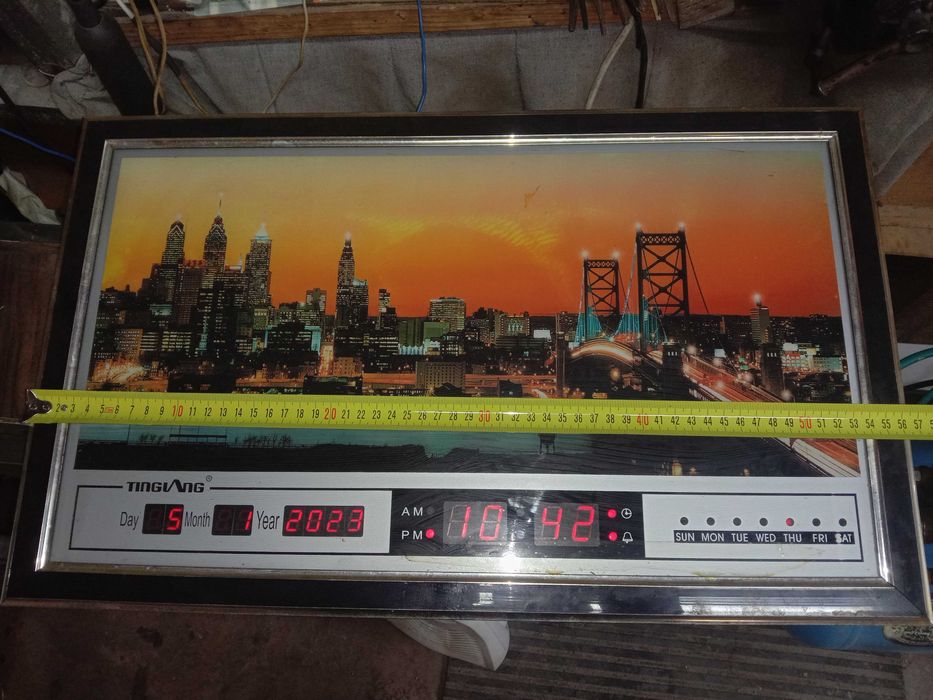 ПРОДАМ настенные часы в виде картины