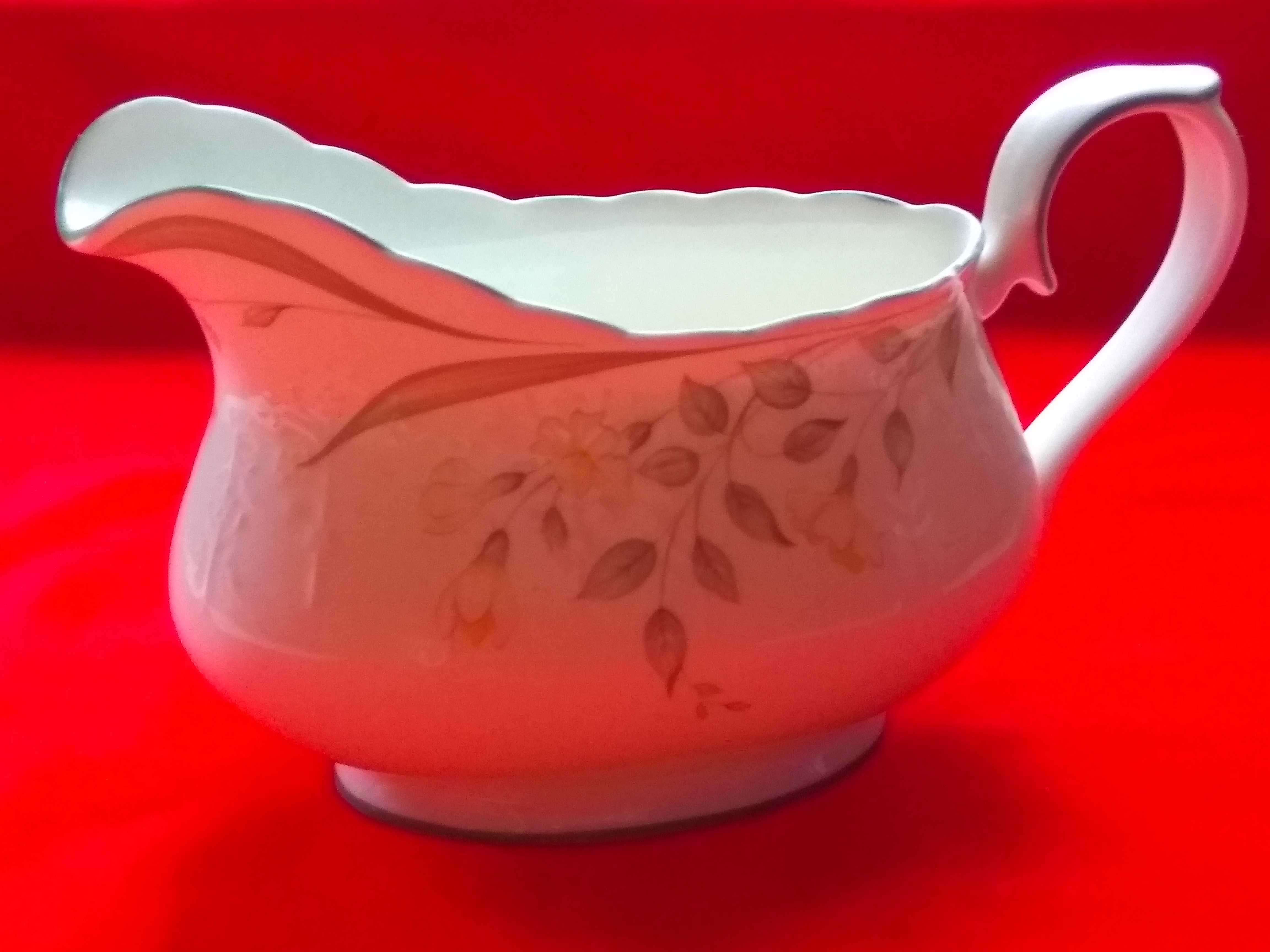 Sosjerka cienka i delikatna , porcelana kostna Royal Albert Anglia