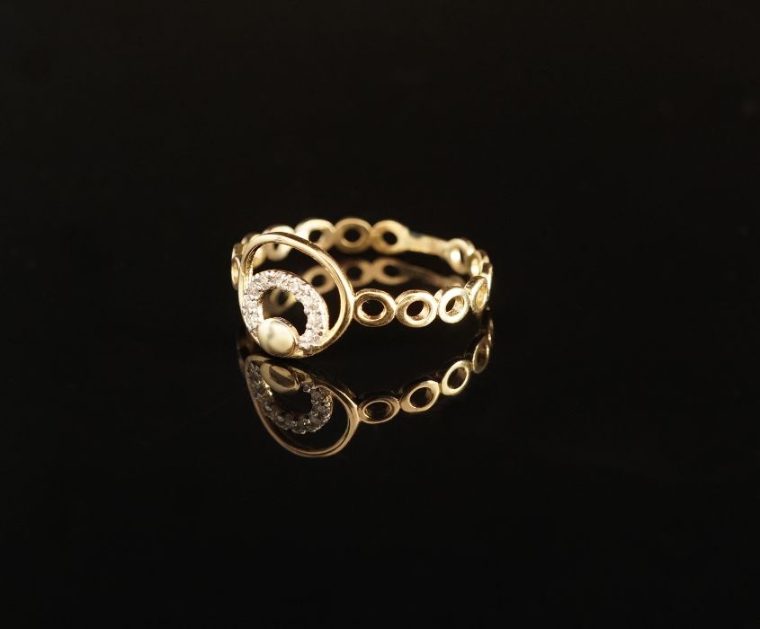 Złoto 585 - złoty pierścionek z cyrkoniami. Rozmiar 16