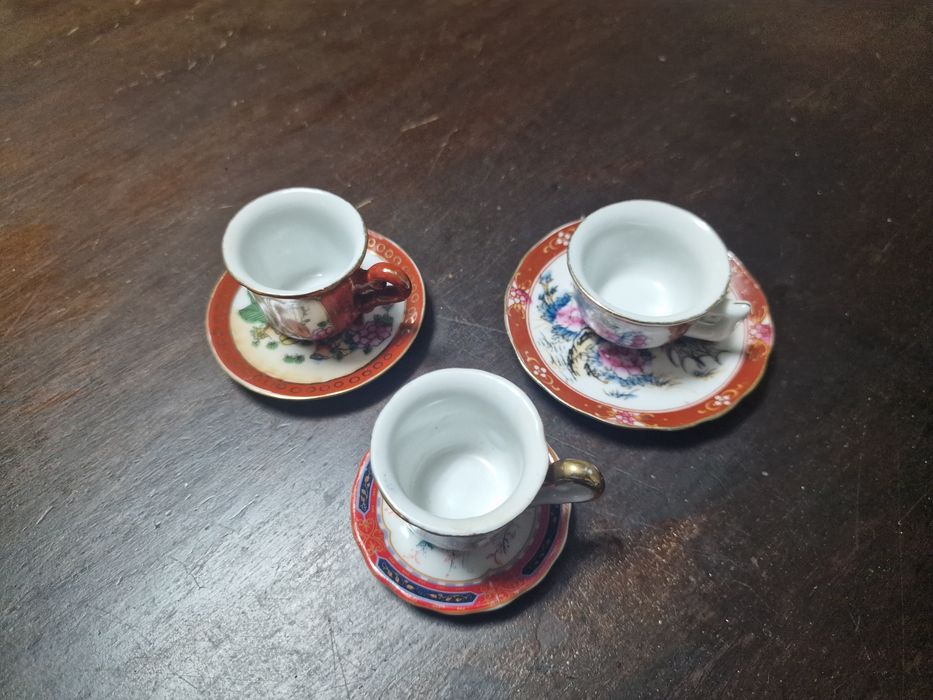 Chávenas  miniaturas com motivos florais " fabricado em Macau "