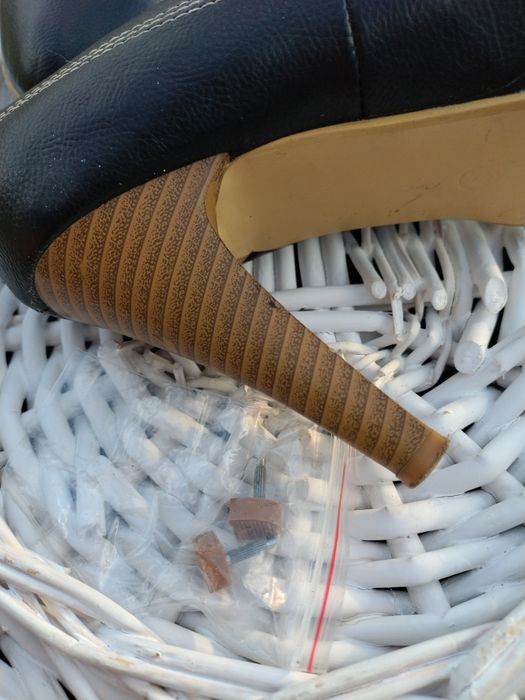 Buty na szpilce z przeszyciami