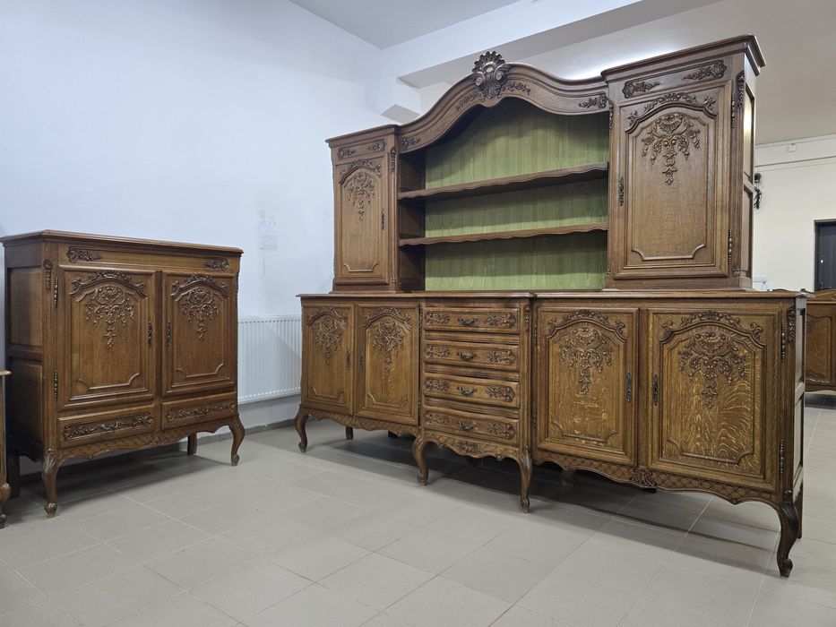 Komplet mebli w stylu ludwikowskim – kredens, barek i stół z krzesłami
