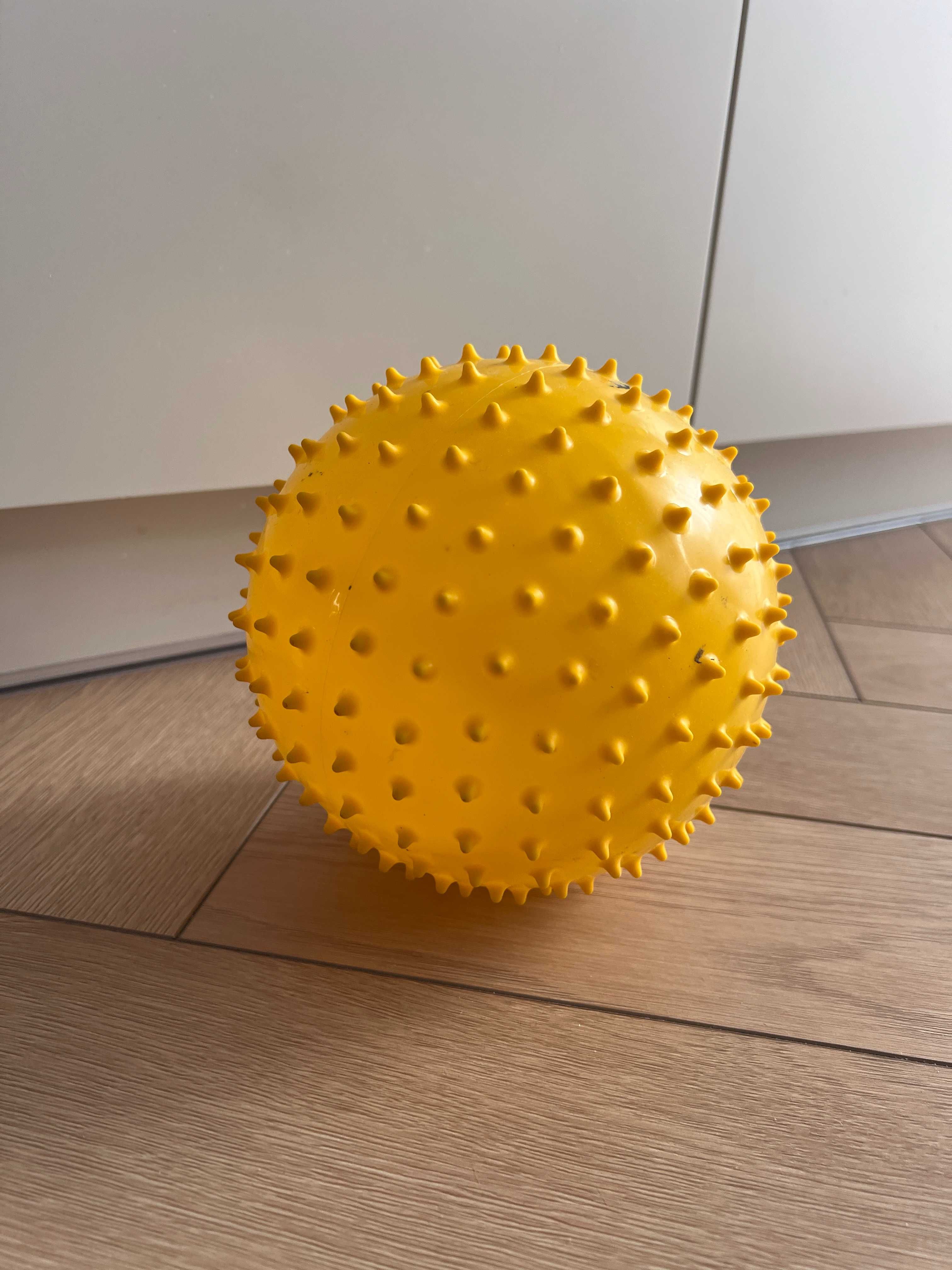 Piłka sensoryczna dla niemowlaka żółta z kolcami