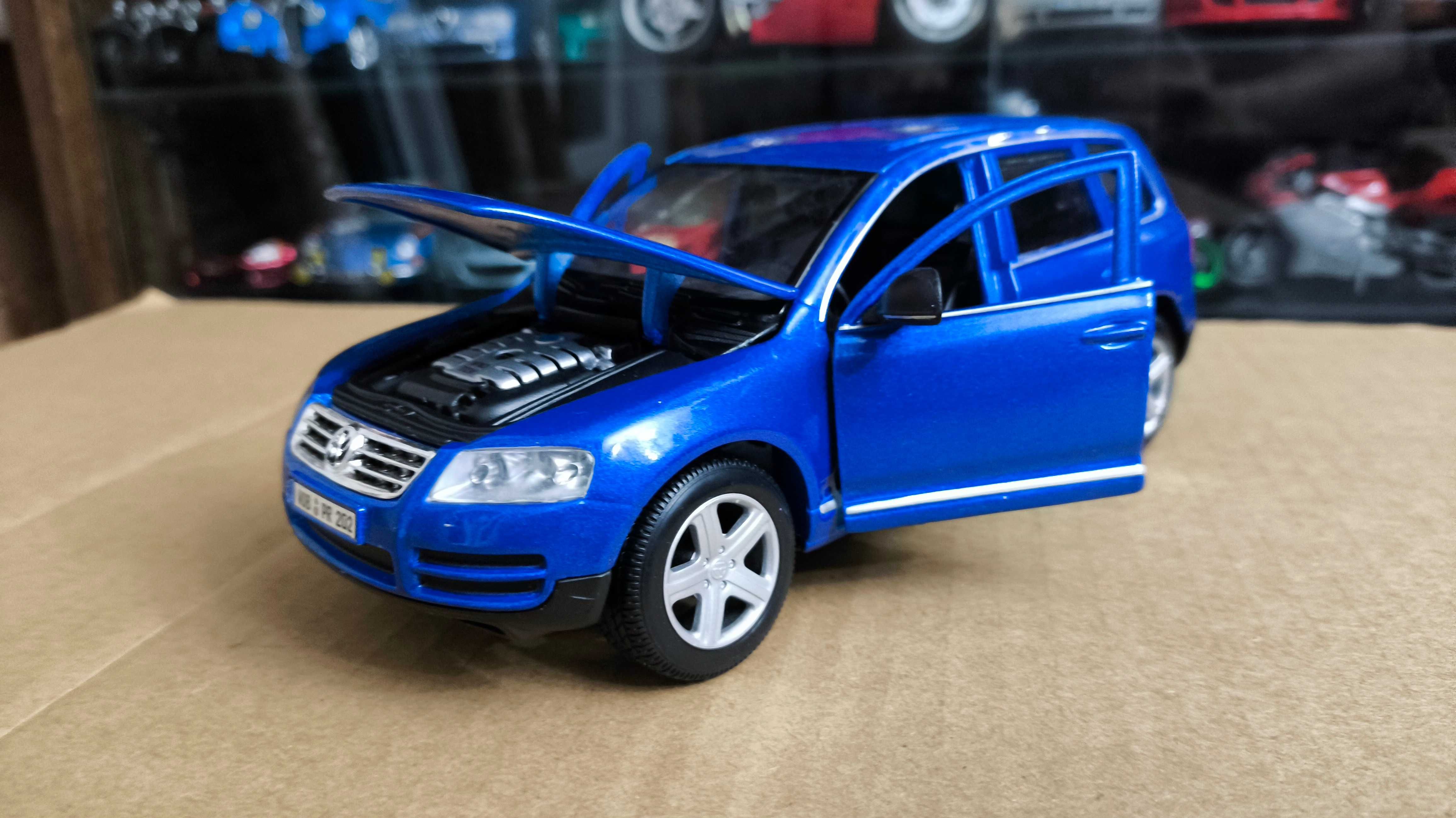 Машинка, модель 1/24 Volkswagen Touareg Bburago