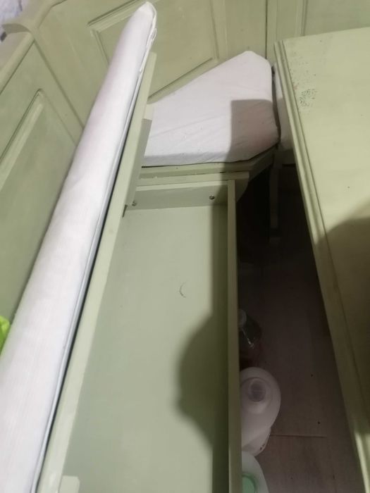 Mesa de canto em madeira macissa, com bancos e 2cadeiras