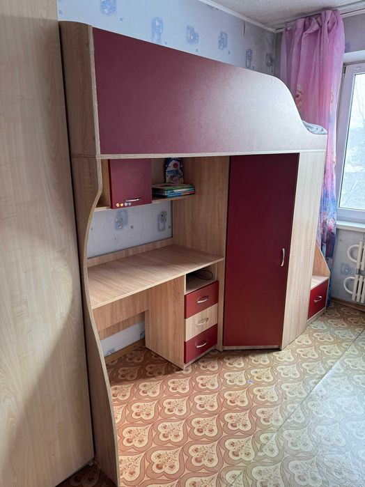 Дитяче двоповерхове ліжко з шафою і робочим місцем