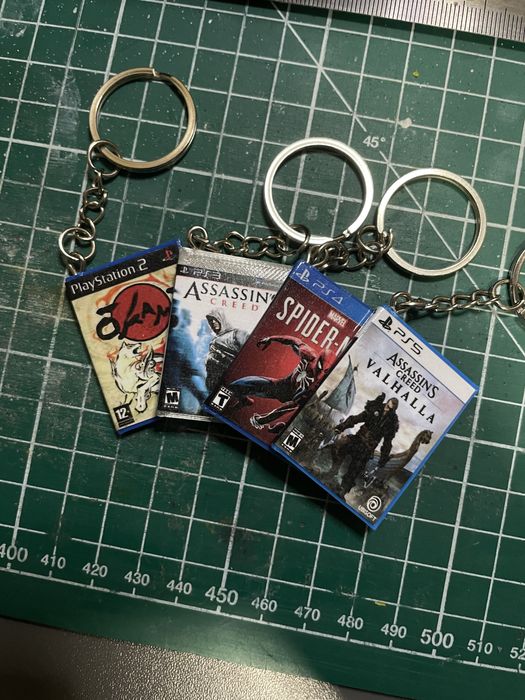 Брелок у вигляді коробки з іграми для xbox, nintendo, playstation 1-5.