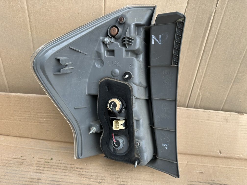 Lampa tylna Toyota prius plus