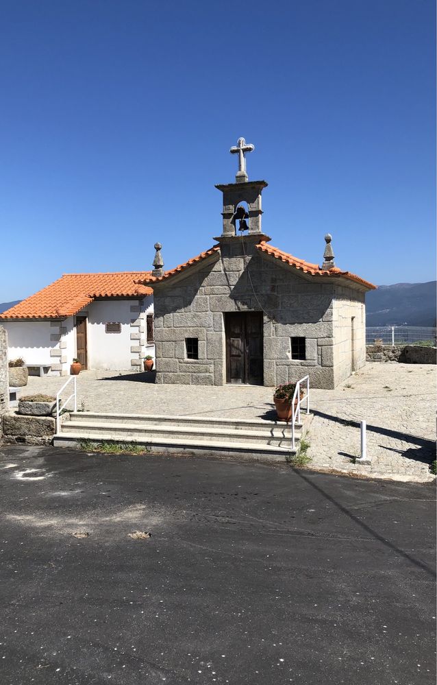 Duas Casas de Habitação, em Pedra, para Reconstruir