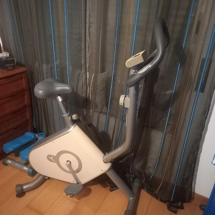 Bicicleta fixa de ginástica.