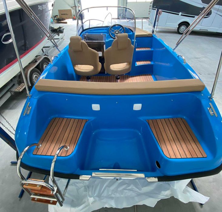 M560 Sundeck łódź motorowa nowa, cała niebieska, bogate wyposażenie