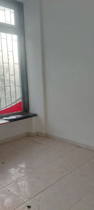 650€, Rinchoa, loja com gabinetes perto estação comboios e autocarros