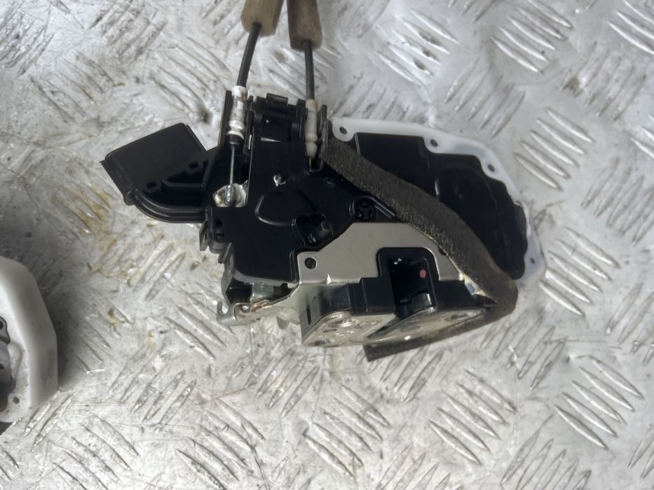 Замок задней двери лев прав Ниссан рог nissan rogue xtrail t32 год 15