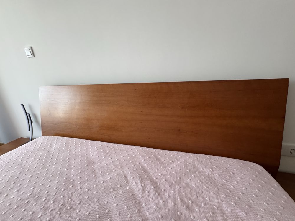 Cama com estrado e 2 mesas de cabeceira