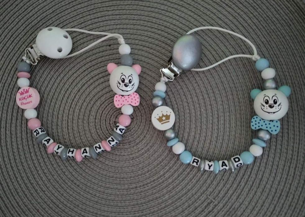 Prendedores de chupeta e porta chaves