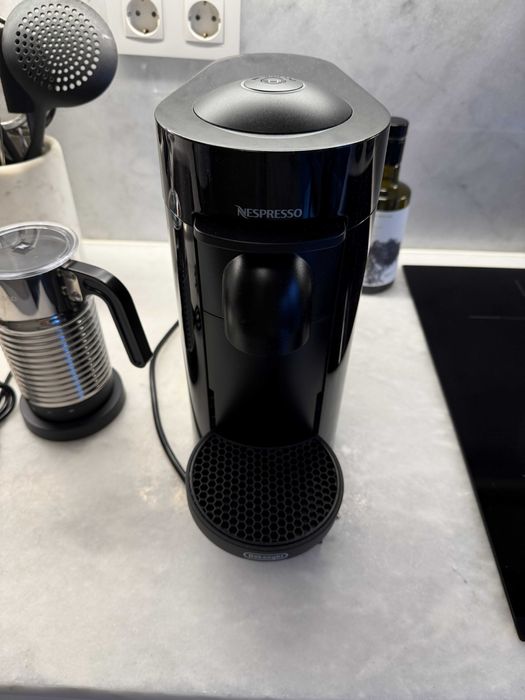 DELONGHI Nespresso Vertuo Plus Preto e Aeroccino 4 Milk Frother