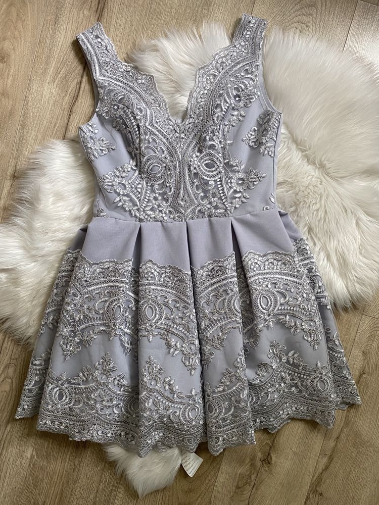 Krotka rozkloszowana srebrna sukienka na wesele