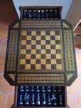 Mesa de xadrez com gavetas