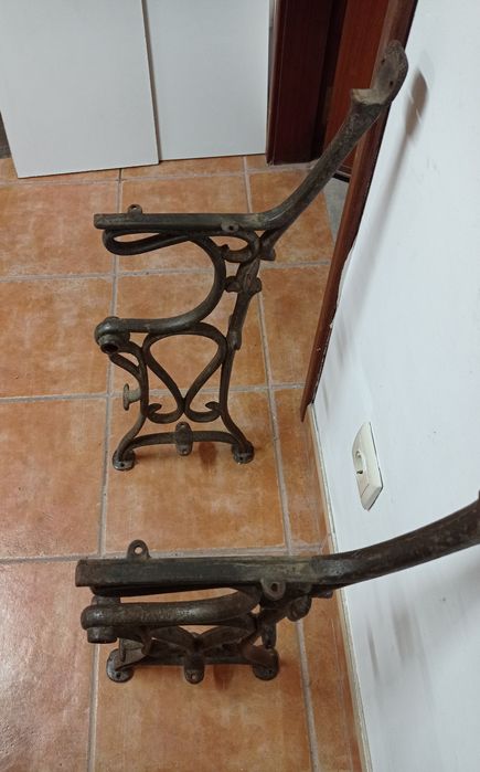 Estrutura antiga de ferro para cadeira dupla