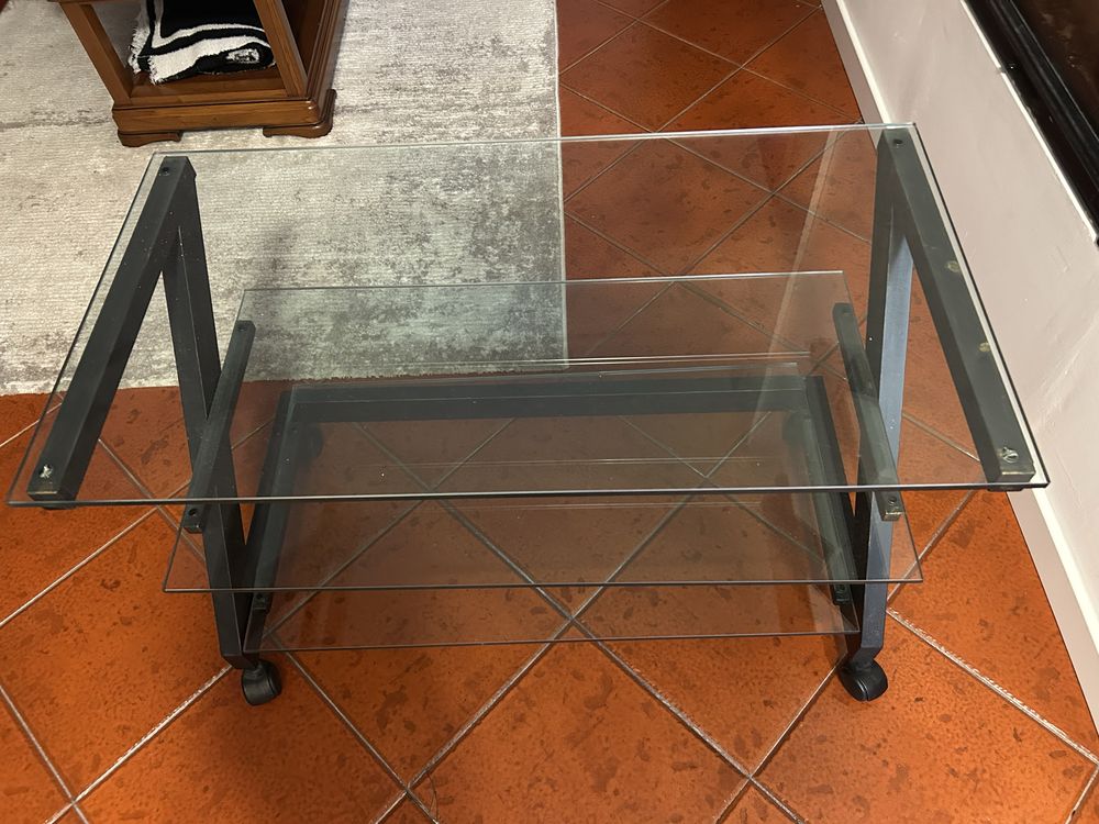 Movel com parteleiras em vidro