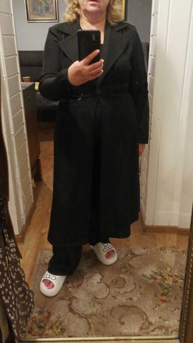 Nowy garnitur damski z najnowszej kolekcji, bezowy.