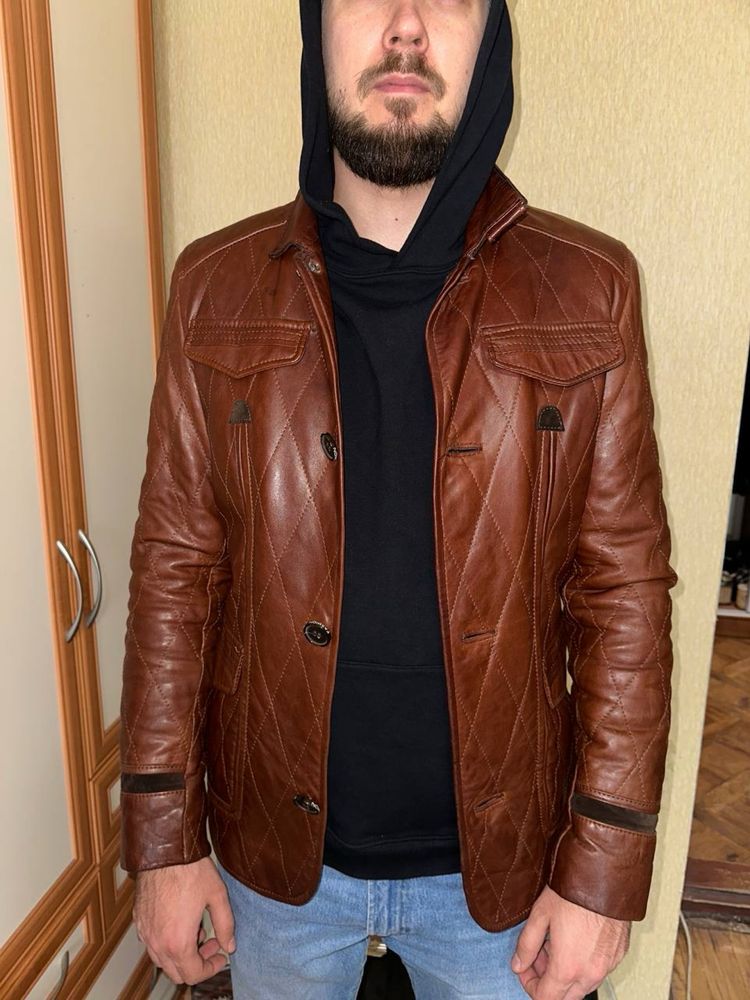 Шкіряна коричнева куртка зі строчками