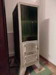 Piec kaflowy w metalowej ramie