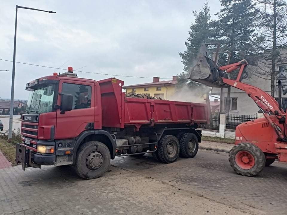 Transport żwiru, piasku kruszywa na budowę.Sprzedaż ziemi ogrodowej,