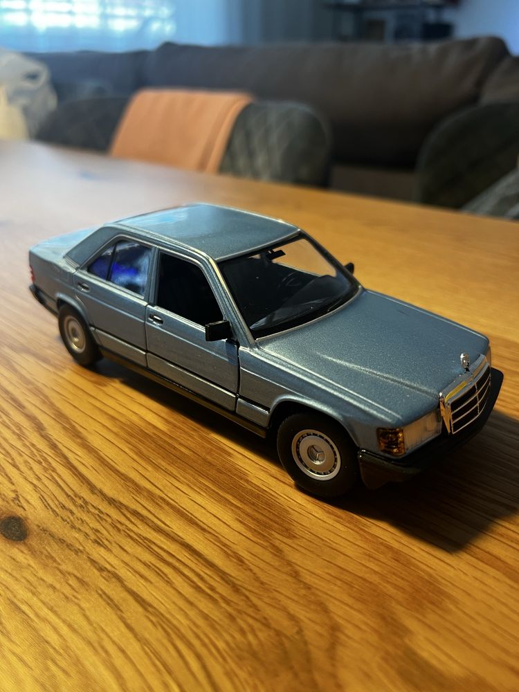 Minatura mercedes 190 burago 1/24