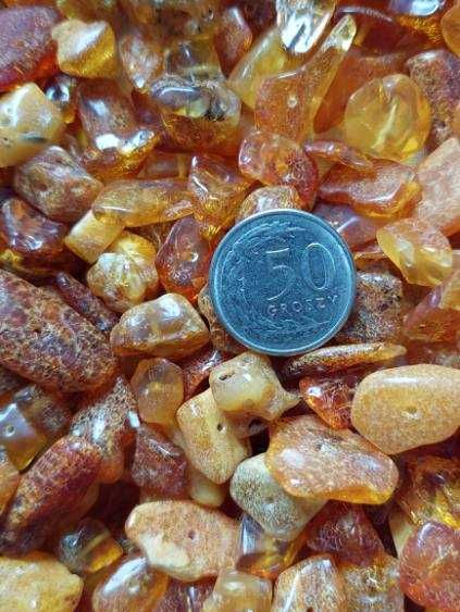 Bursztyn nabłyszczony, przewiercony