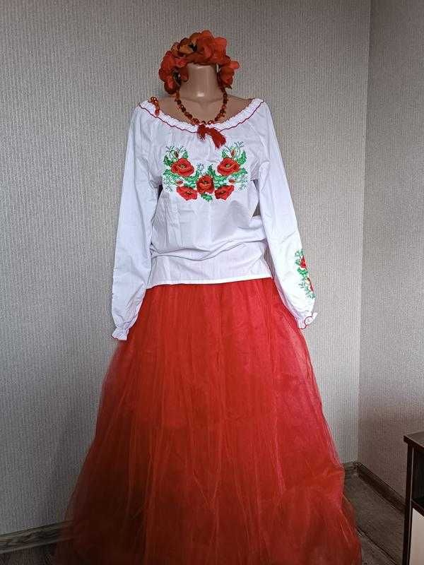 Український патріотичне вбрання вишиванка та фатінова пишна спідниця