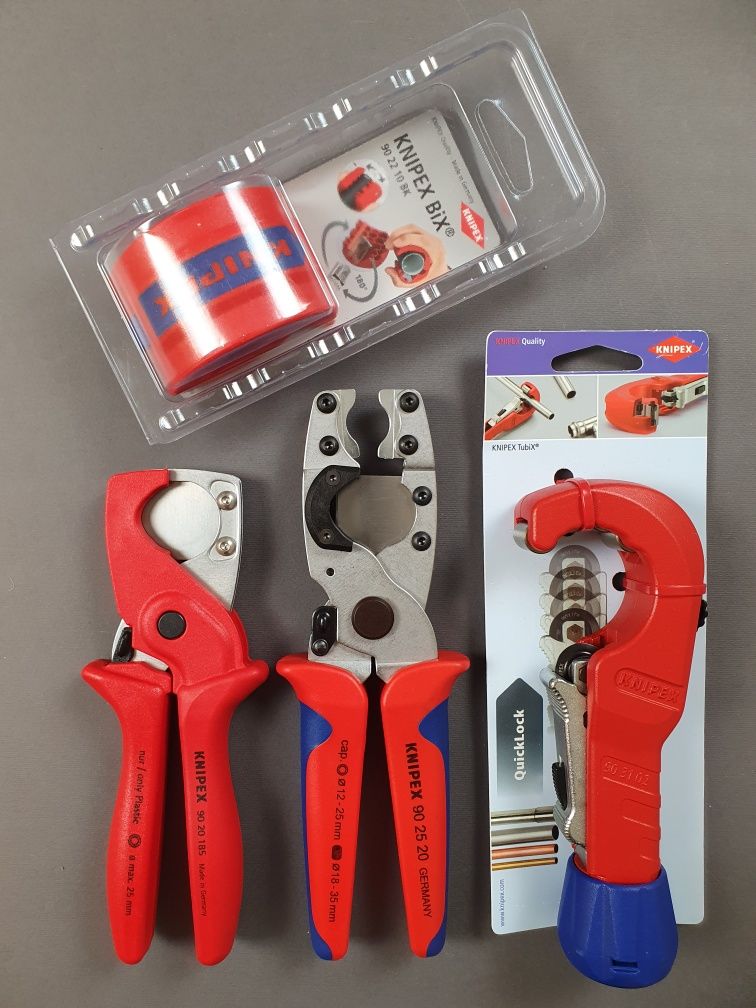 Труборез Knipex для пластиковых труб, шлангов и соединительных труб.