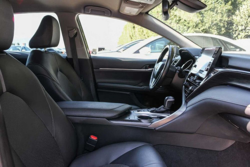 Toyota Camry Hybrid XLE      2024