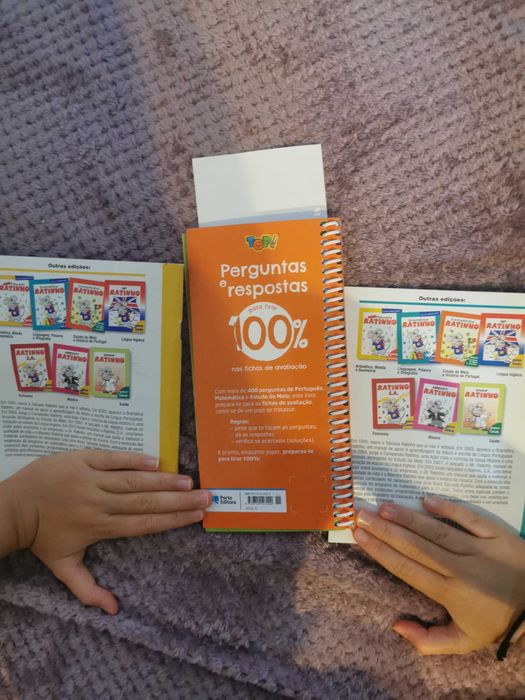 Conjuntos de livros da escola e um livro grande para ler todos os dias