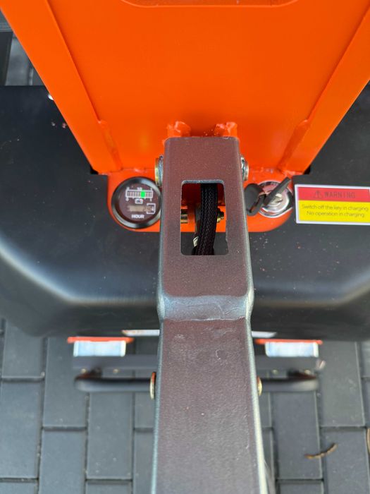 Wózek samozaładowczy paleciak elektryczny 500kg 130 cm innolift tacker